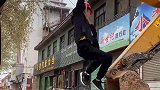 农村牛人制作强磁攀爬器，吸力可承载一成年人，徒手也能飞檐走壁