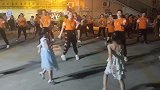广东佛山8岁小女孩跳广场舞，真接把大人比下去，一个人跳嗨了