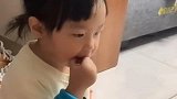 萌娃是个人才，这会太入戏了，给猪爸爸打完电话