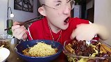 小哥哥吃面条，配着大猪蹄子和鸡肉串，大口吃的真香，馋人