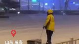 暴雪天气，外卖小哥拖箱步行送餐