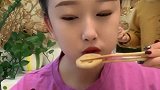 好干净的女孩，吃东西也这么斯文，太喜欢了！