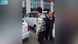 李咏离世前携妻女参加婚礼，笑着握手打招呼显亲和，小法素颜真实