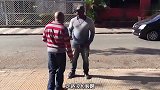 国外搞笑，男子冲撞了别人还嚣张，原来后面有壮汉壮胆