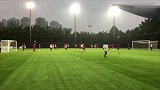 直击国家集训队中国杯训练课 卡帅带领球员玩起了“橄榄球”