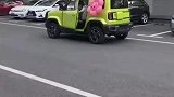 路上遇一位女司机乱停车