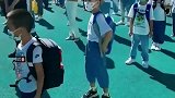 这些男生长大了，还得给女儿背书包