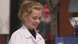 国外恶搞：小女孩帮路人洗眼镜，最后一声响，路人的脸色变了
