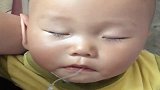 断奶第一天的孩子，哭累着自己睡着了！