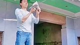男子正在给房顶施工，不料水泥落在脸上
