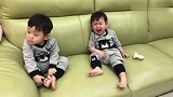 双胞胎弟弟嚎啕大哭,哥哥把脸一扭表示咱也不知道,咱也不敢问！