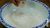 家里有面粉，一定要试试这样做，松软又酥脆，吃一次就忘不了