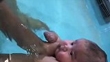 小宝宝游泳的样子好搞笑，就像只小青蛙一样，太逗了！