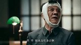 霞光：特务在仓库装炸弹，大霞来抓他，不料自己成了纵火犯