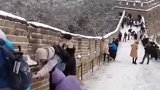 21日，北京迎来初雪，不少市民冒雪游览八达岭长城，体验冬季室外运动的乐趣。