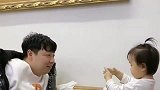 爸爸要带两岁萌宝出门，萌宝：你等等，我先贴个面膜再出门
