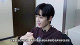 肖战旧视频被扒，拍照时自带横幅却意外被抢，手足无措表情超可爱