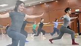 是不是很少见女生跳蒙古舞？一点不输蒙古汉子，你们说是不是？