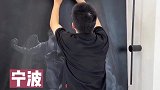 艺术家心里都有一团火！男子一把火将油画点燃，不料出现神奇一幕​