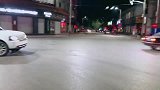 路虎揽胜开启“坦克翘头模式”，一脚油门奔驰大都模仿不来！