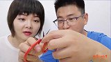 创意手工，抢玩具弟弟手被拍红，姐姐做空心蛋糕杯棒棒巧克力补偿