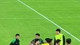 实拍中超赛场王钰栋和杨希赛后交换球衣
