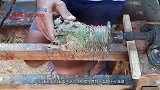 老外捡来个长相怪异的竹子根，从车床下来后成了个精美根雕