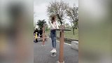 美女太会玩了！这样的健身器材 如此完美转身
