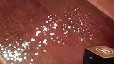 女子酒精撒地上，用香水喷下能去除