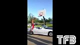 街球-14年-弹跳强悍！5'10 JeRamey Gplden飞跃汽车完成大风车扣篮-专题