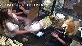 美国：女子发现外卖的麻辣汤塑料盖融化，将热汤泼在餐厅经理脸上