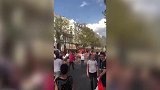 亢奋！法国球迷街头裸奔庆祝夺冠 3大汉光着屁股引围观