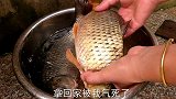 买两条鲤鱼做糖醋鱼，酸酸甜甜真好吃，和儿子一人吃一条