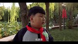 女同学想借自己肩膀用，小学生欣然答应