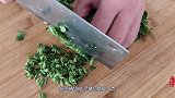 香椿鸡蛋别再炒着吃了，试试这吃法，简单又美味，一口气能吃三张