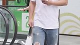 小姐姐一顿乱秀，搞的小哥哥一脸懵，街拍