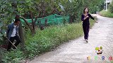 小伙半路打劫美女，最后却被美女整了，整个过程真是太搞笑了