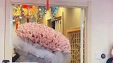 老板送老板娘张百元花束，店员帮忙拆到手软很治愈