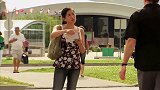 国外恶搞：美女街头问路，路人一转眼就变假人了！