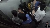 假扮塑料模特电梯里恶搞陌生人，妹子吓得尖叫