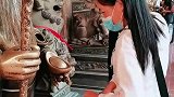 女子许愿时做出奇怪动作，原来这才是许愿的正确方式