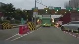 通道耍小聪明，蹭完扬长而去