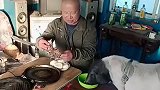 有福同享有难同当，大叔对宠物堪比老伴！