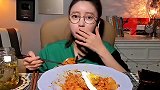 韩国美女吃泡菜炒饭，简简单单吃的真香