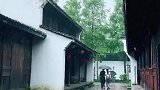 烟雨的老街，伞下的情侣，温暖了这个秋天，温柔了这个雨季……