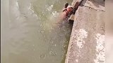 孩子别怕，马上就把你拉上来！
