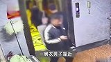 女子等电梯被男子尾随猥亵，在背后顶胯做不雅动作：看到他提裤子
