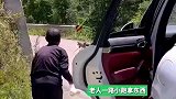 老人大包小包徒步进城，过路好心司机发现后免费捎上一程