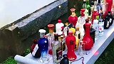 国人骨子里的浪漫，李白墓前摆满来自五湖四海的酒
