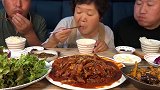 韩国大妈做一桌子菜，儿子胃口这么大难怪长这么胖